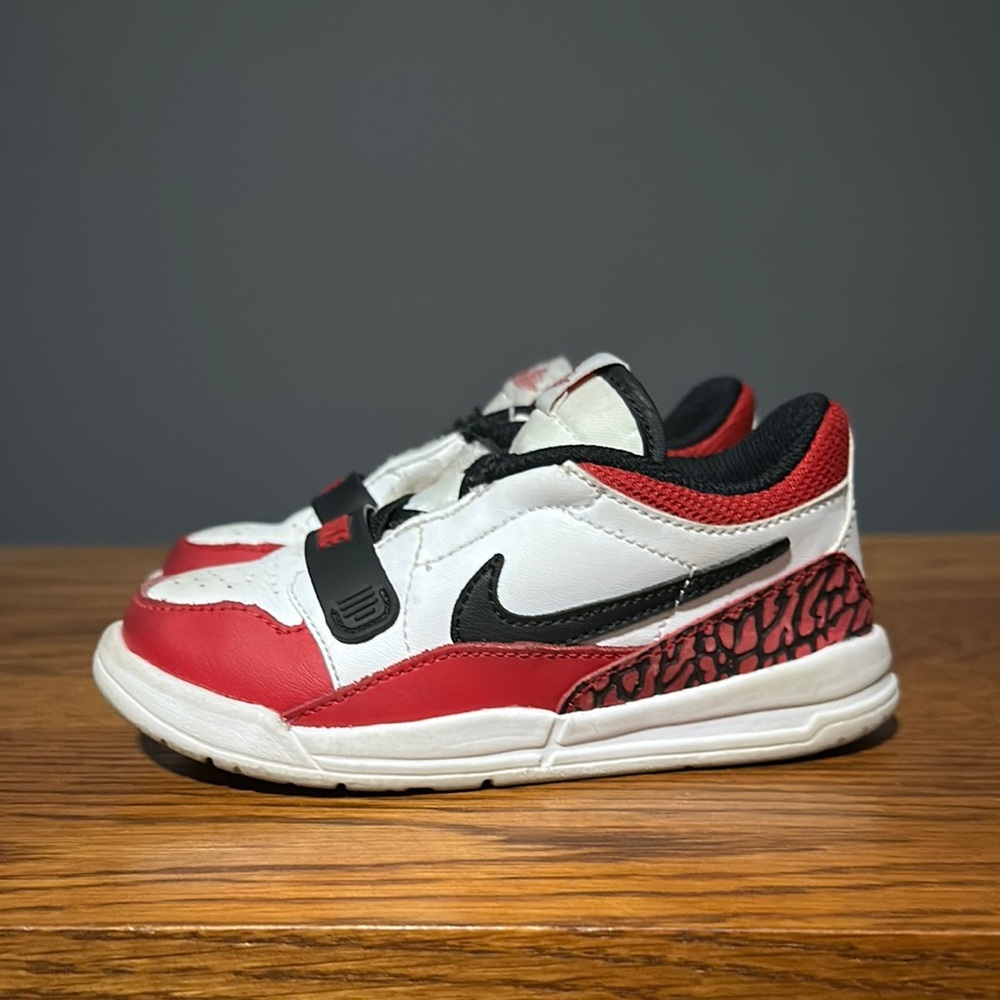 Worn toddler Jordans 
Size 9c 

No scuffs on toes
Make an offer